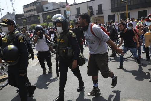 In Perù proteste di piazza con due vittime. Il premier ad interim dura soltanto sei giorni