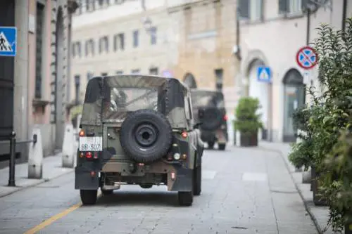 Aggredisce militari, bloccato con spray al peperoncino