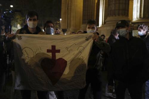 Adesso scatta l'ira dei cattolici: le proteste invadono la Francia
