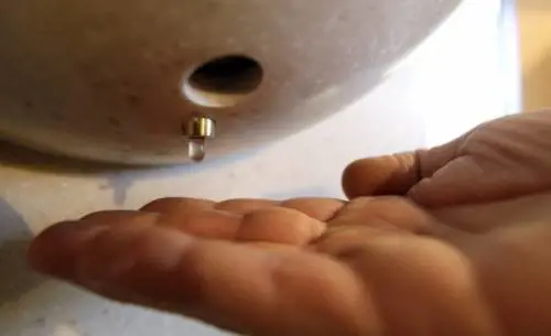 Torna l'acqua santa in chiesa: grazie a un dispenser elettronico