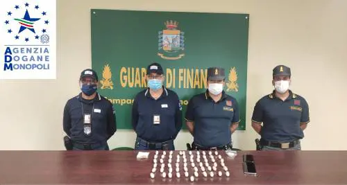 66 ovuli nello stomaco: così il pusher nigeriano portava l'eroina in Italia