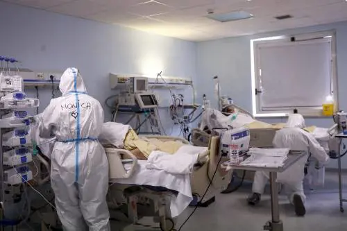Contagi ancora sotto 20mila, salgono a oltre 700 i morti