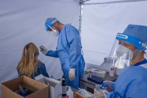 Da "inopportuni" a "obbligo". La giravolta rossa sui tamponi