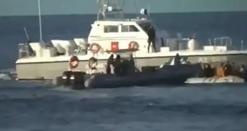 "Ha messo il bimbo in pericolo" Il padre del migrante arrestato