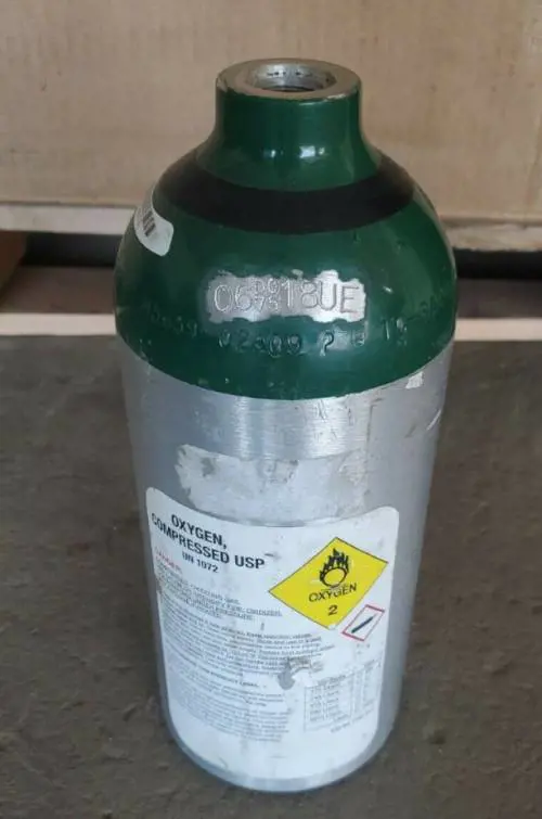 Follia a Napoli giovane lancia dal balcone una bombola di gas in fiamme in strada