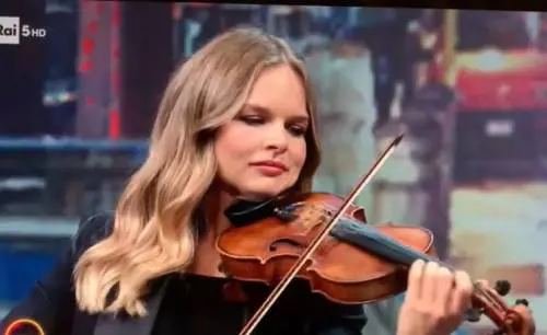 Confonde Aida con La Traviata, la gaffe della violinista influencer fa infuriare il web