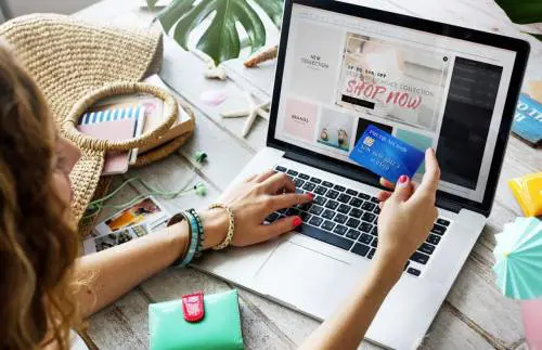 Ansia da shopping, la coda è online