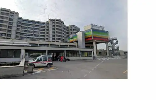 "Devo tornare a casa". E la donna ruba un'ambulanza...