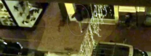 La furia del 16enne sui negozi: calci e pugni alla vetrina per svaligiarli