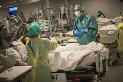 I nuovi casi sono 23mila Ma record di morti: 993