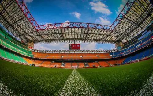Il calcio porta aperta in un Paese in lockdown "Ma sia di esempio"