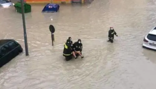 Alluvione a Crotone. Il sindaco: "Non uscite di casa"