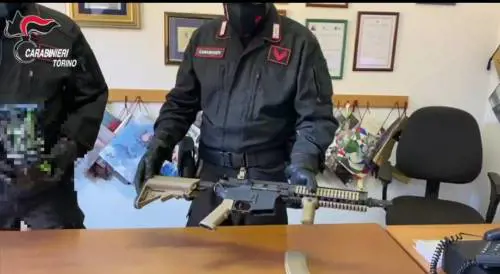 Sparano ai passanti dal balcone "per noia": arrestati due minori