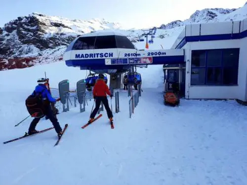 Lo sci torna in pista con skipass limitati e impianti attivi (a mezzo servizio)