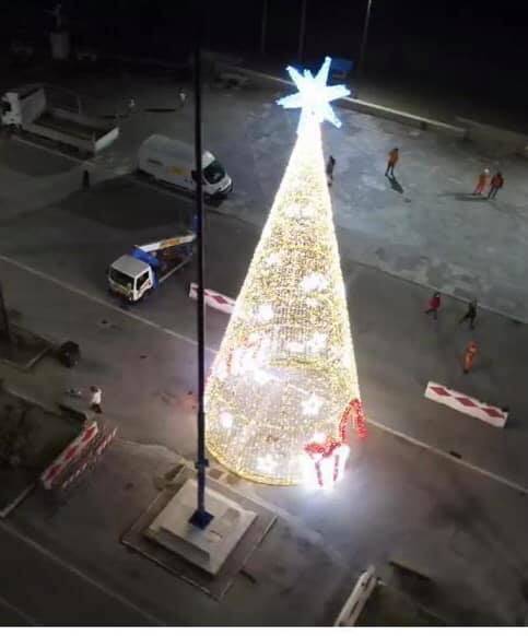 Viareggio, valanga di proteste contro l'albero di Natale e il sindaco lo fa smontare