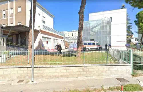 "Ehi, vai piano in auto". Lui scende e lo pesta: 74enne semiparalizzato