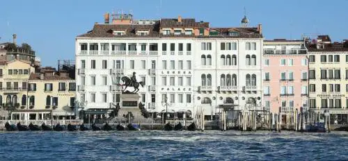 L'hotel (chiuso) paga tutti: "Dipendenti? Una famiglia"