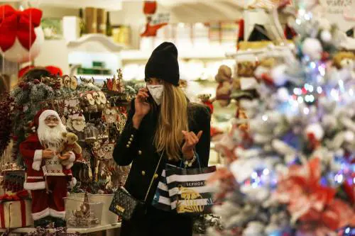 Cene, tombolate e inviti a casa: cosa si può fare (e cosa no) a Natale