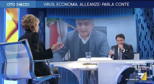 Conte in tv: tosse e raffreddore. Bufera social: 'E la mascherina?'