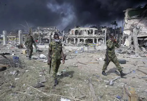 Militari nella zona di un oleodotto esploso a Lagos, in Nigeria