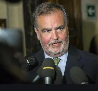 Vaccino, Calderoli affonda De Luca: "Io malato oncologico faccio la fila"