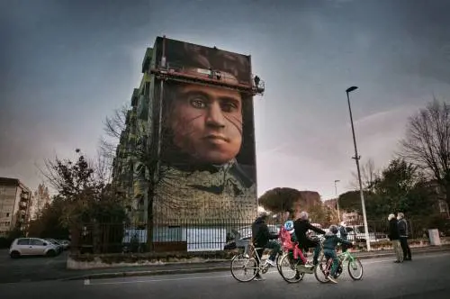 Maxi murale su Gramsci su una casa popolare di Firenze