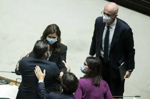 Cittadinanza, niente espulsioni. Il blitz del Pd dà il via all'invasione