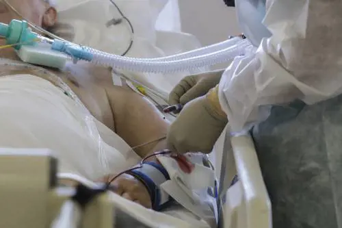 I contagi in flessione con grande lentezza. Positività sotto il 10% ma ancora 634 morti