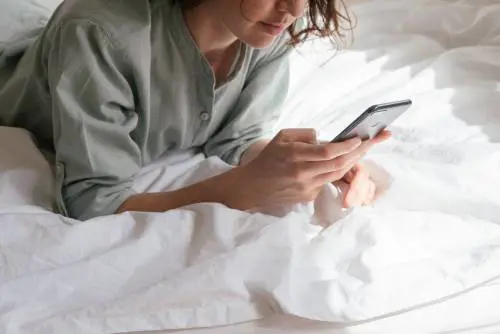 "Non ci vediamo da un po'". Occhio all'ultima truffa su WhatsApp e Telegram: è una trappola