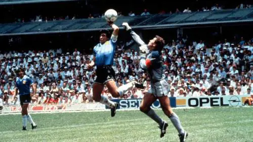 Maradona avrebbe compiuto 62 anni: perché si chiamava "la mano de Dios"