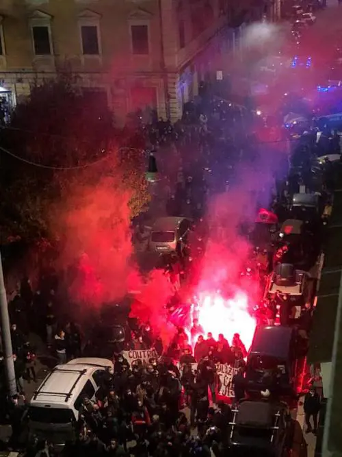 I "compagni" contro i poliziotti. Ma per gli intellò di sinistra è "resistenza"