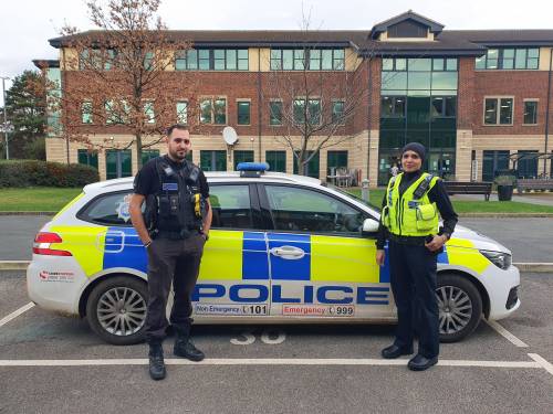 Polizia britannica presenta le sue nuove divise per "donne velate"