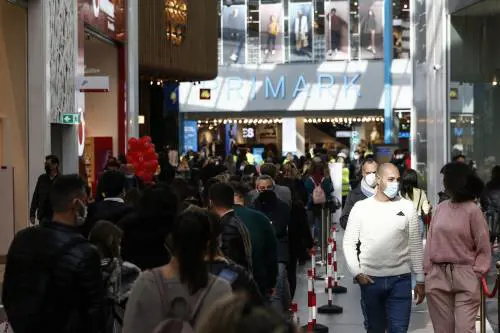 In migliaia all'apertura del centro commerciale. Bufera contro il Comune