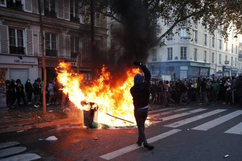 Violenti scontri in Francia, manifestanti contro legge su sicurezza