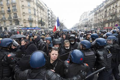 Parigi: la marcia della libertà. Scontri, violenze e 46 arresti