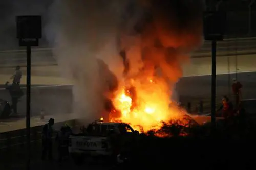 Gp Bahrain, incidente choc al primo giro. ​A fuoco l'auto di Grosjean