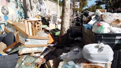 Palermo sommersa dai rifiuti: materassi e motorini in discarica