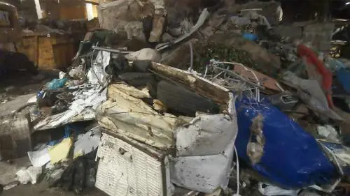 In discarica è stato ritrovato un frigorifero pieno di copertoni d'auto