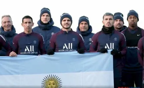 Morte Maradona, Mauro Icardi nella bufera: "Ride nella foto"