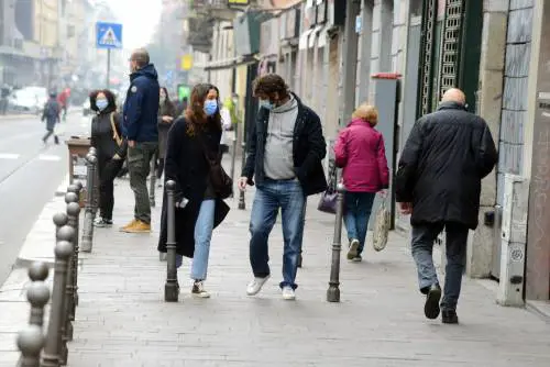 Folla in centro per lo shopping. Ma prudenza e regole rispettate