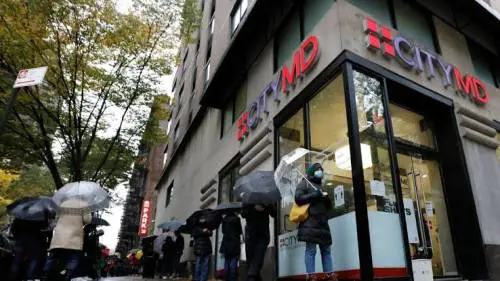 Disoccupati in fila al posto degli altri in attesa del tampone: nuovo lavoro in Usa