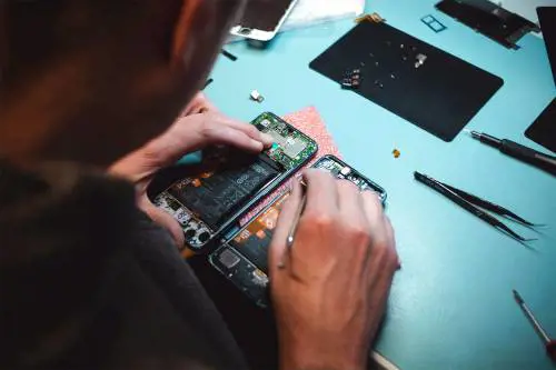 Ripari da solo il tuo smartphone? È un tuo diritto, lo dice l'UE