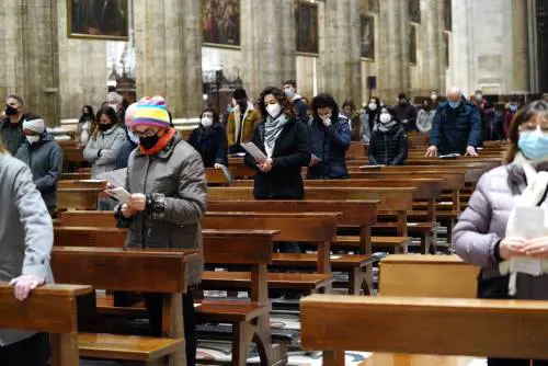 La bozza Ue: "Vietare le messe". Regioni: sci e viaggi, più libertà