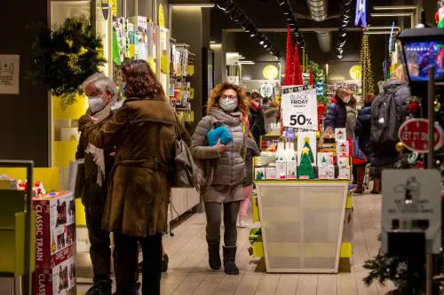 La "mania" di Conte per i Dpcm: così stravolge ancora le feste