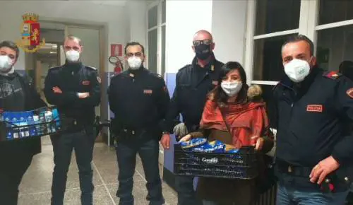 "Non abbiamo nulla da mangiare" La polizia porta le pizze