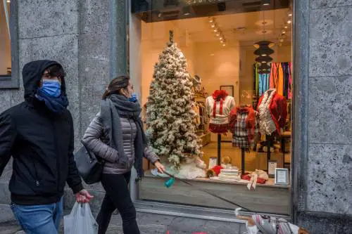 Virus, l'Italia migliora. "Ma sarà Natale Covid"