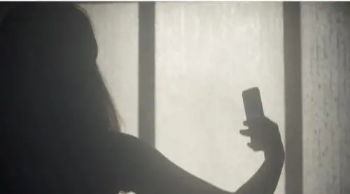"Le mie foto in topless sulle chat della baby gang, ho tentato il suicidio"