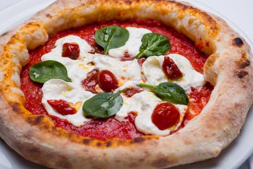 Il malore dopo la pizza: nel mirino il marchio italiano