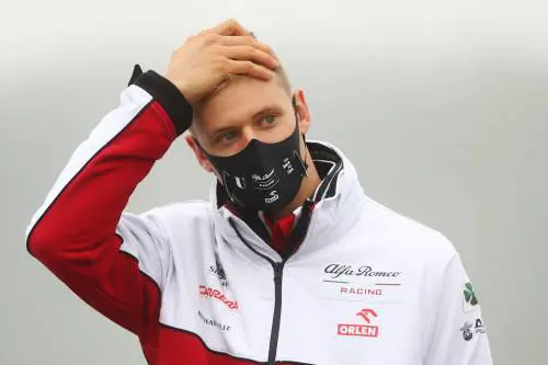 Sale sulla Mercedes di Lewis. È primo
