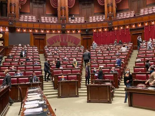 Dl Migranti, manca numero legale: seduta sospesa alla Camera